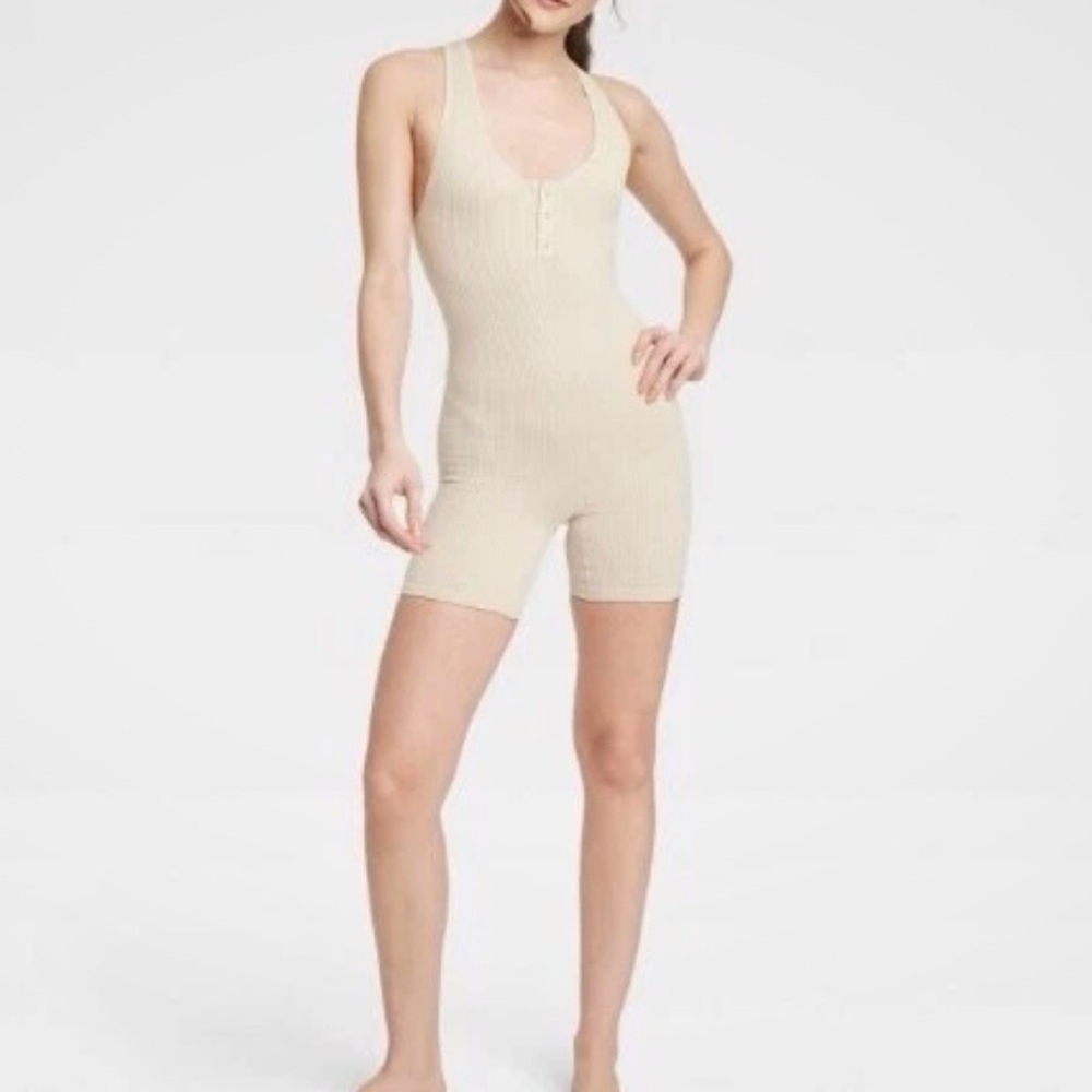 Colsie Women’s NWOT Waffle Seamless Beige Romper Size L